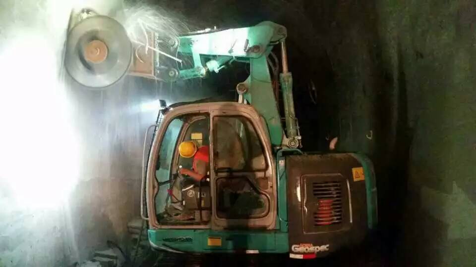 Hydraulic Rock saw working in tunnel